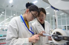 刻苦攻關  研發新產品